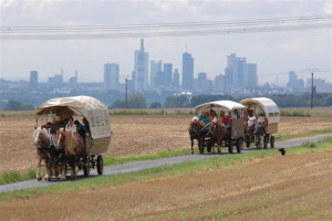 die Hohe Straße vor der Frankfurter Skyline die Hohe Straße vor der Frankfurter Skyline