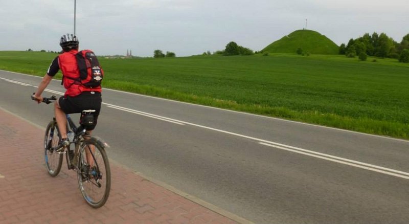Radweg entlang der Landstraße Radweg entlang der Landstraße