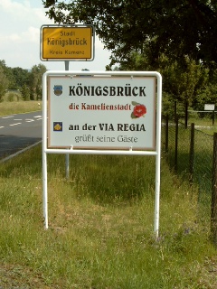 Ortseingangsschild von Königsbrück mit Hinweis auf die Lage an der VIA REGIA